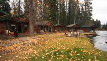 Riverfront guest cabins at Frontier Far West Lodge