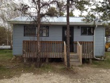 Housekeeping guest cabin at Hobbs Resort