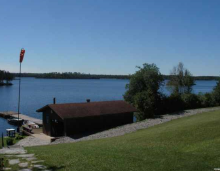 Windsock Lodge lakeshore guest cabins