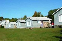 Guest cabins at Blue Heron Resort