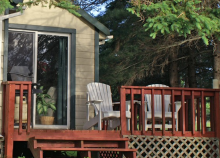 Modern guest cabin with TV at Woodland Echoes Resort