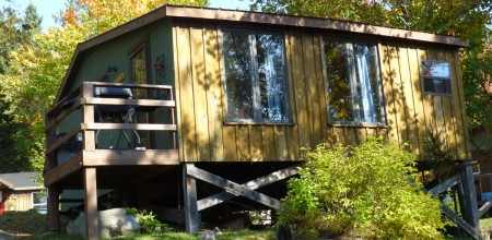 Housekeeping guest cabin at Alwaki Lodge
