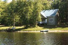 Guest cabin on the lake at Pourvoirie en Chasse et Pêche St-Damien de Brandon